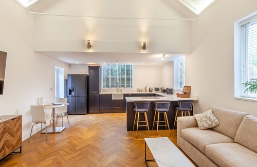 Dunmow Cabaña | Stunning converted chapel with a spacious living area.