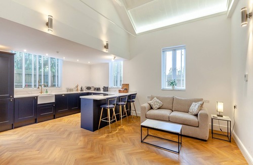 Dunmow Cabaña | Stunning converted chapel with a spacious living area.