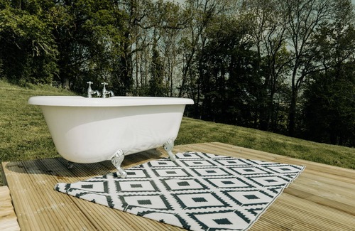 Llanymynech Alquiler De RV | Stunning Hilltop Views, Outdoor Bathtub, Cosy Geodome!