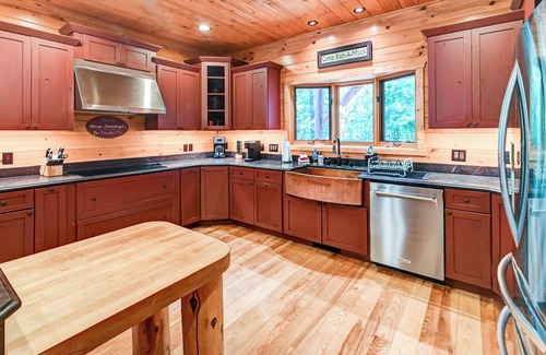 Mauston Casa | Stunning Lakefront Lodge On Castle Rock Lake! Perfect for Families or Retreats!