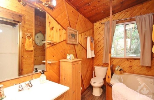 Lanark Highlands Casa | Stunning Lakeview Waterfront Cottage