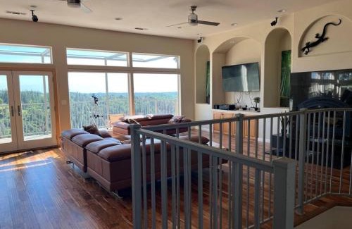 Placerville Casa | Stunning Mountaintop Resort