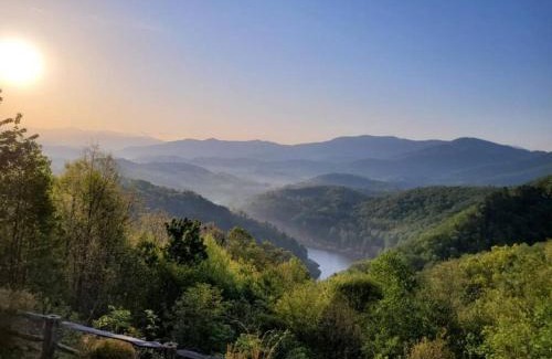 Bryson City Casa | Stunning mtn. views! 4br with all the amenities! - VISTA VIBES-