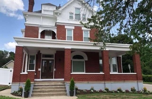 Pittsburgh Casa | Stunning & Newest 100+ year old Historic Victorian