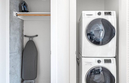 Downtown Oakland Apartamento | Stunning Oakland 2BR w/ AC, W/D, Sky Deck, next to BART, by Blueground