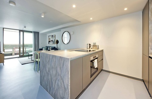 Poplar Apartamento | Stunning one-bedroom apartment with city views