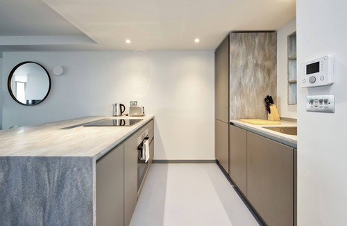 Poplar Apartamento | Stunning one-bedroom apartment with city views