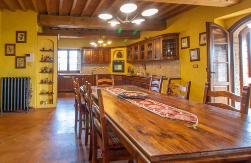 Umbertide Villa | Estupenda casa de vacaciones privada para 10 personas con WIFI, TV, balcón y mascotas permitida