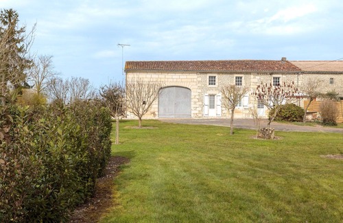 Berneuil Villa | Estupenda casa de vacaciones privada para 4 personas con WIFI, TV, terraza y mascotas permitida