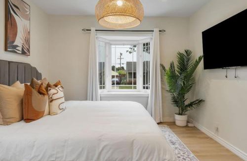 Bixby Knolls Casa | Stunning Retro Beach Oasis, Dual Living, Pool