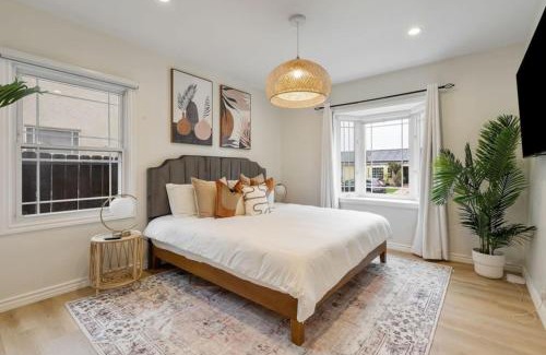 Bixby Knolls Casa | Stunning Retro Beach Oasis, Dual Living, Pool