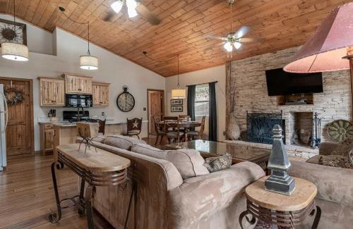 Ruidoso Casa | Stunning Ruidoso Cabin with Private Hot Tub!