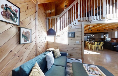 Boothbay Harbor Cabina | Stunning & Spacious Log Cabin in the Woods