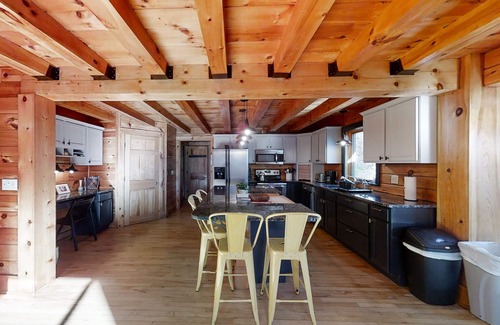 Boothbay Harbor Cabina | Stunning & Spacious Log Cabin in the Woods