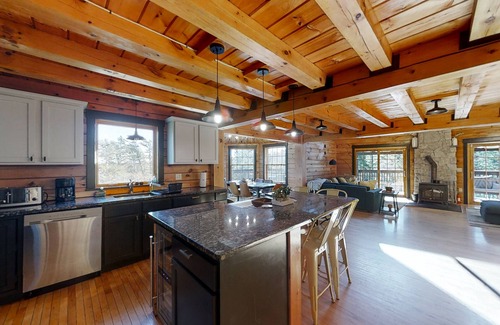 Boothbay Harbor Cabina | Stunning & Spacious Log Cabin in the Woods