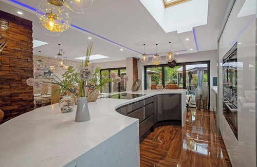 Bumble's Green Casa | Stunning unique large house in Nazeing