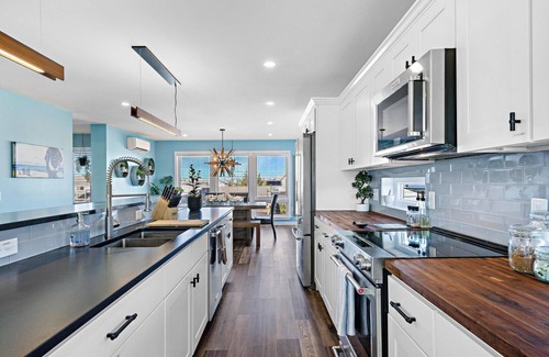 Mystic Island Casa | Stunning 2600 ft² waterfront home, pet friendly, 8 person hot tub, rooftop deck