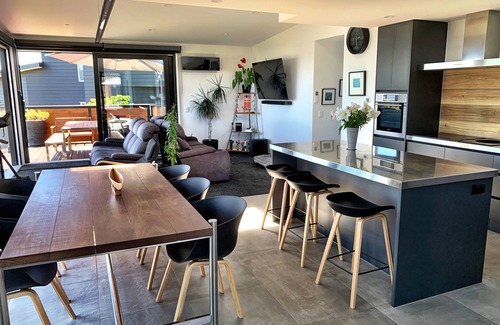 Tahunanui Apartamento | Stunning views, all-day sun, modern light filled home in a top Nelson area!