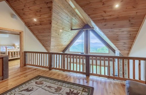 Franklin Cabina | Stunning Views and Hot Tub, at Beary Cozy Cabin