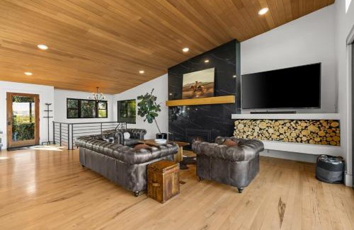 Central Rim Villa | Stunning Views - High End 4BR Home with Hot Tub and Sauna