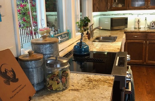 Camano Island Casa | Vistas desde la casa, bañera de hidromasaje, cubiertas y cancha de deportes! Canoa, kayak incluido.