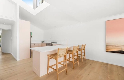 Maroochydore Apartamento | Stunning Waterfront 3-br Haven