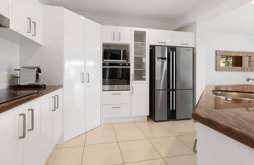 Twin Waters Casa | Stunning Waterfront Coastal Retreat, sleeps 13