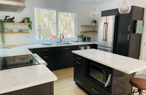 Shenandoah Valley Cabaña | STUNNING Wine Country Cottage on Consumnes River & Pickleball Basketball Court!