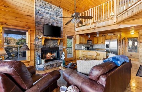 Mineral Bluff Cabina | Stunning YR mountain views 15 mins from it all with fireplaces, hot tub & pets!