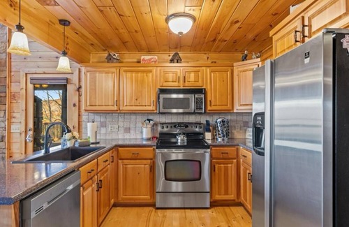 Mineral Bluff Cabina | Stunning YR mountain views 15 mins from it all with fireplaces, hot tub & pets!