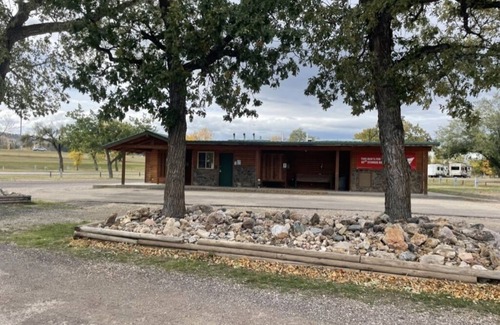 Sturgis Cabina | Sturgis Camping Cabin with Queen Bed