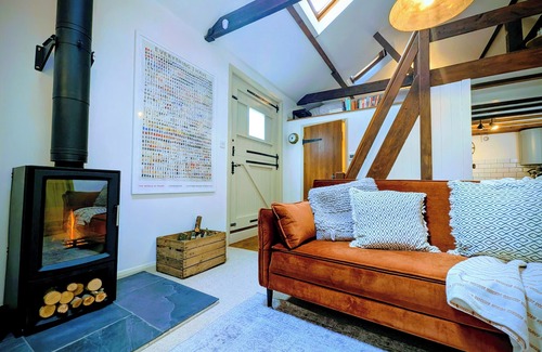 Leatherhead Apartamento | Stylish 1BD Cottage with Fireplace | Parking