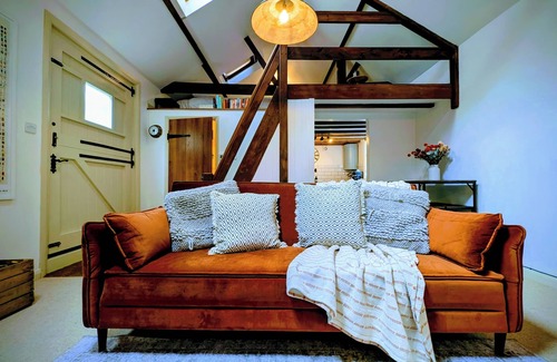 Leatherhead Apartamento | Stylish 1BD Cottage with Fireplace | Parking