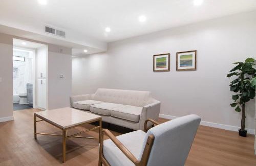 Van Nuys Apartamento | Stylish 1BR Near Universal Studios with Parking