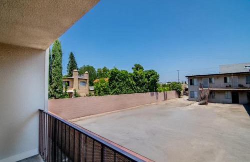 Van Nuys Apartamento | Stylish 1BR Near Universal Studios with Parking