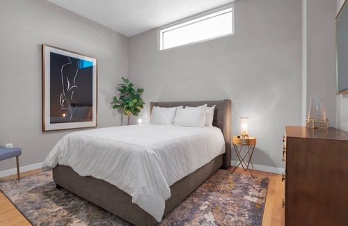 South Eola Apartamento | Elegante 2 dormitorios / 2 baños Downtown Condo con estacionamiento.