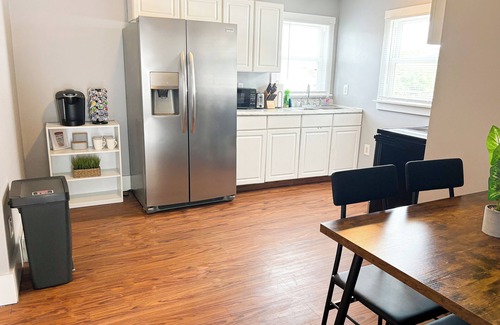 Piqua Apartamento | Stylish 2-Bedroom duplex in prime location!