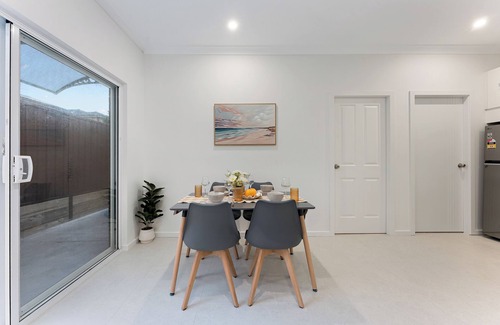 Hurstville Casa | Stylish 2BR Retreat | Walk to Dining & Transport