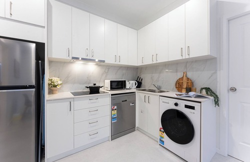 Hurstville Casa | Stylish 2BR Retreat | Walk to Dining & Transport
