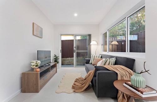 Hurstville Casa | Stylish 2BR Retreat | Walk to Dining & Transport