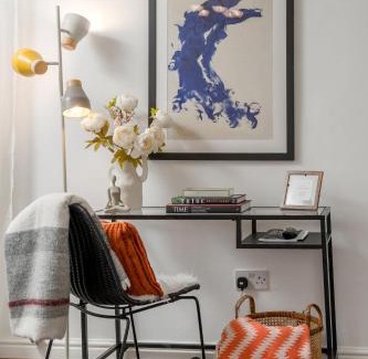 Monkhams Apartamento | Stylish 3 bedrooms apartment 20 mins to Central London with Balcony - Open for Long Stays and Families Relocating