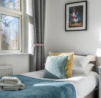 Monkhams Apartamento | Stylish 3 bedrooms apartment 20 mins to Central London with Balcony - Open for Long Stays and Families Relocating