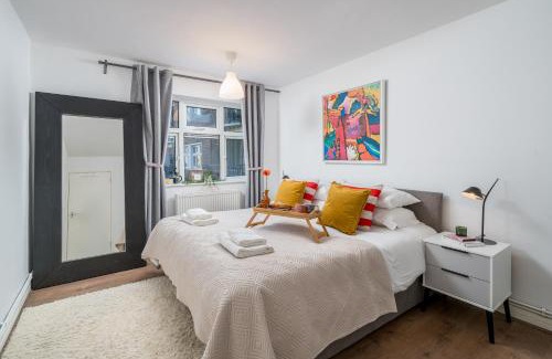 Monkhams Apartamento | Stylish 3 bedrooms apartment 20 mins to Central London with Balcony - Open for Long Stays and Families Relocating