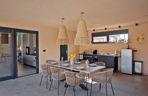 Tar-Vabriga Villa | Stylish 4 BD villa with pool