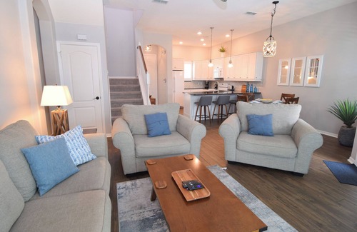 Lake Davenport Estates Casa | Stylish 4 bedroom/3.5 bath home, private west-facing pool, Disney 8 miles