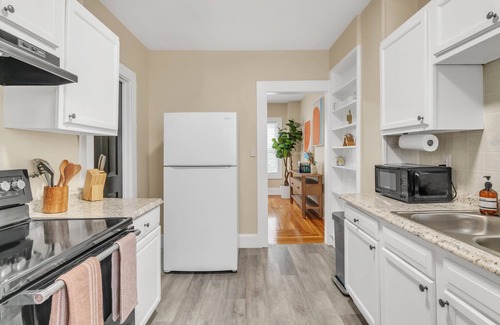 Springfield Casa | Stylish 4BR 2 Bathroom Home in Forest Park