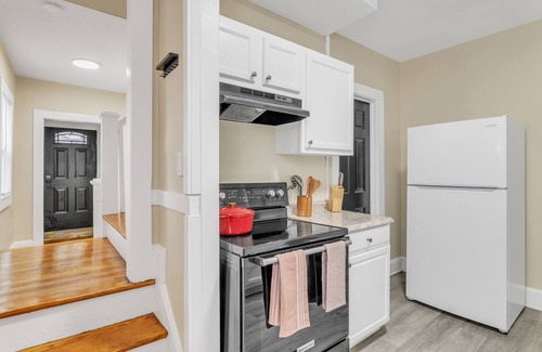 Springfield Casa | Stylish 4BR 2 Bathroom Home in Forest Park
