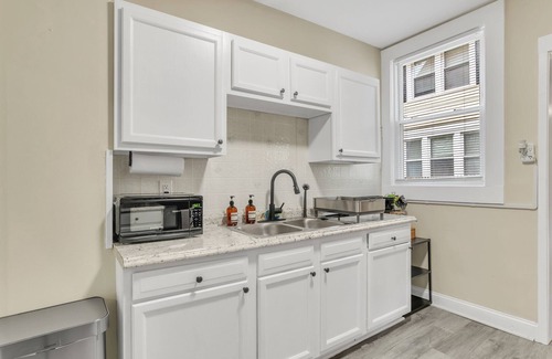 Springfield Casa | Stylish 4BR 2 Bathroom Home in Forest Park