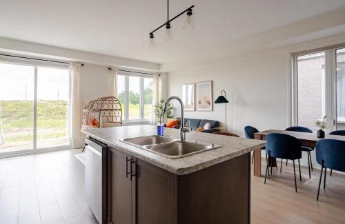 Innisfil Casa | Stylish 4br Fast Wifi Sleeps 10