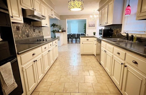 East Memphis Casa | Stylish 6BR Retreat Memphis BBQ+games